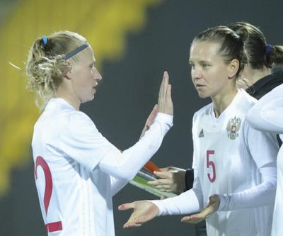 Наталья Перепечина (№5) меняет Викторию Козлову в матче со сборной Азербайджана